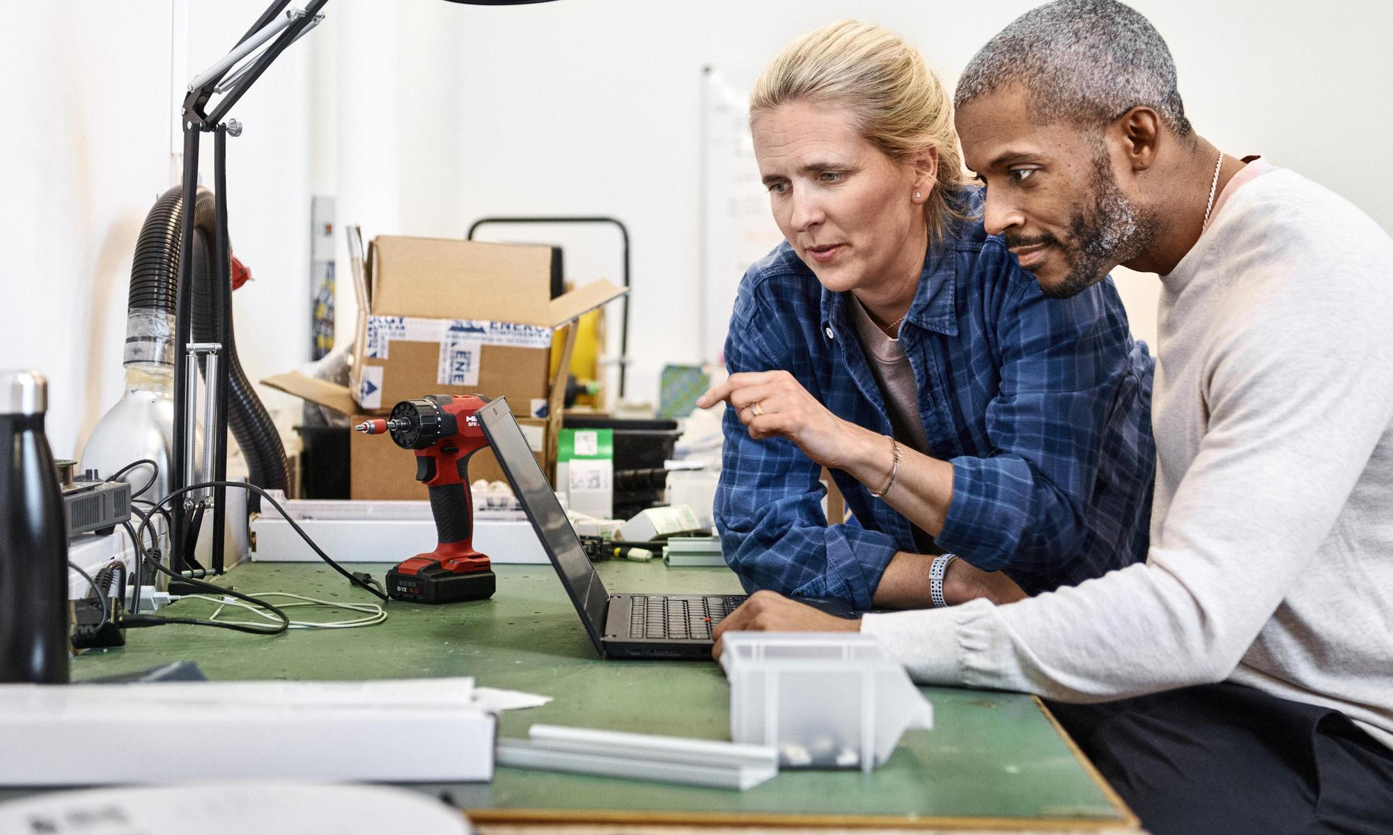 Two colleagues planning in front of a computerr+