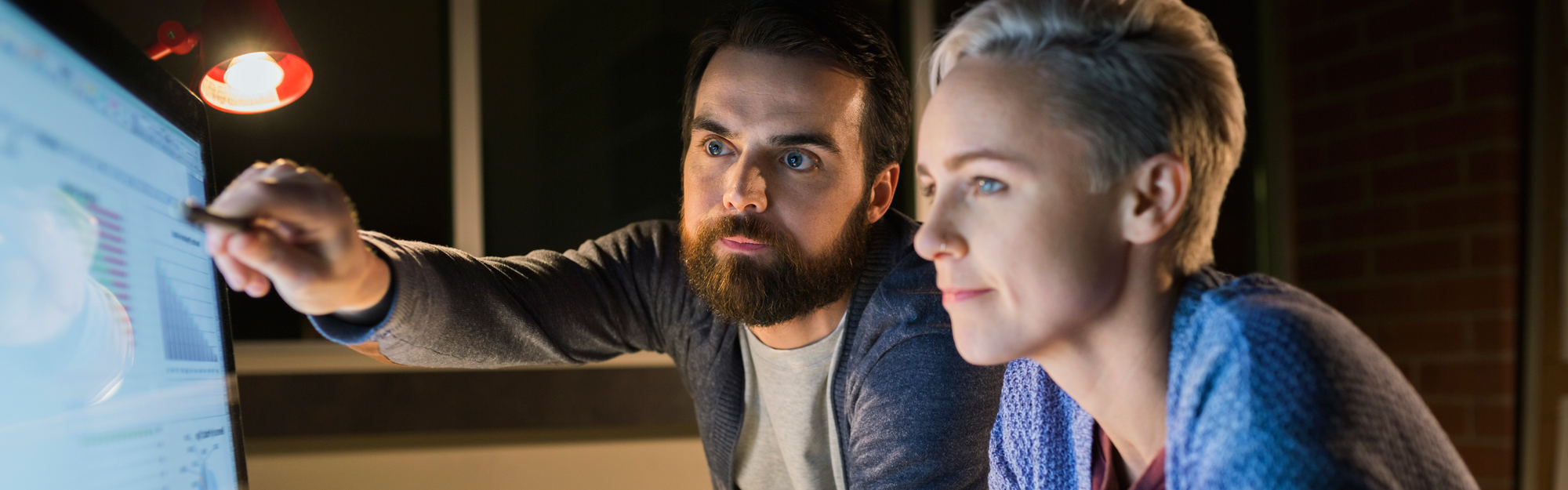 Man och kvinna tittar på en datorskärm